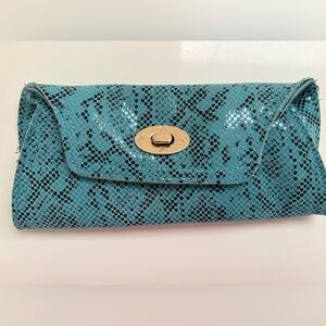 Turquoise python or snakeskin patterned leather clutch bag a twist-lock closure